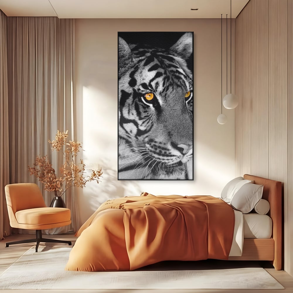 Tablou canvas cu tablou canvas cu tigru alb-negru, in rama de aluminiu negru, pe perete intr-un dormitor